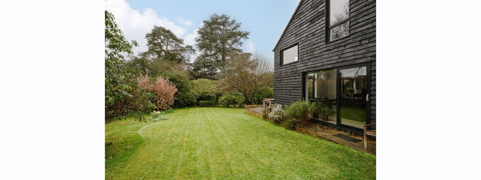 ArchitectureLIVE's project near Haslemere, Surrey on the open market, view 8